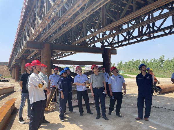 市交通运输执法大队到qy球友会官网集团在建项目—杨湖至赛涧颍河大桥就钢栈桥施工方案进行调研学习